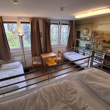 Max Hostal