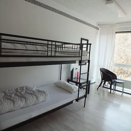 Max Hostal